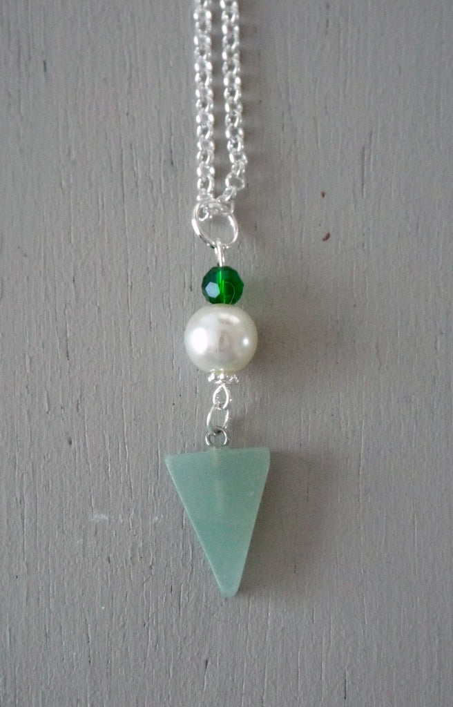 Pendant with 29x15mm green aventurine triangle, ivory pearl / sparkly green mini